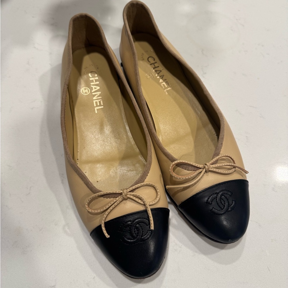 Chanel CC lambskin toe ballerinas, size 42 C beige and black